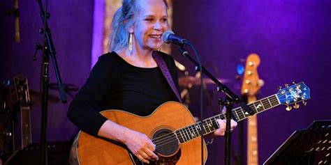 Mary Chapin Carpenter Still Pines for Her Childhood。